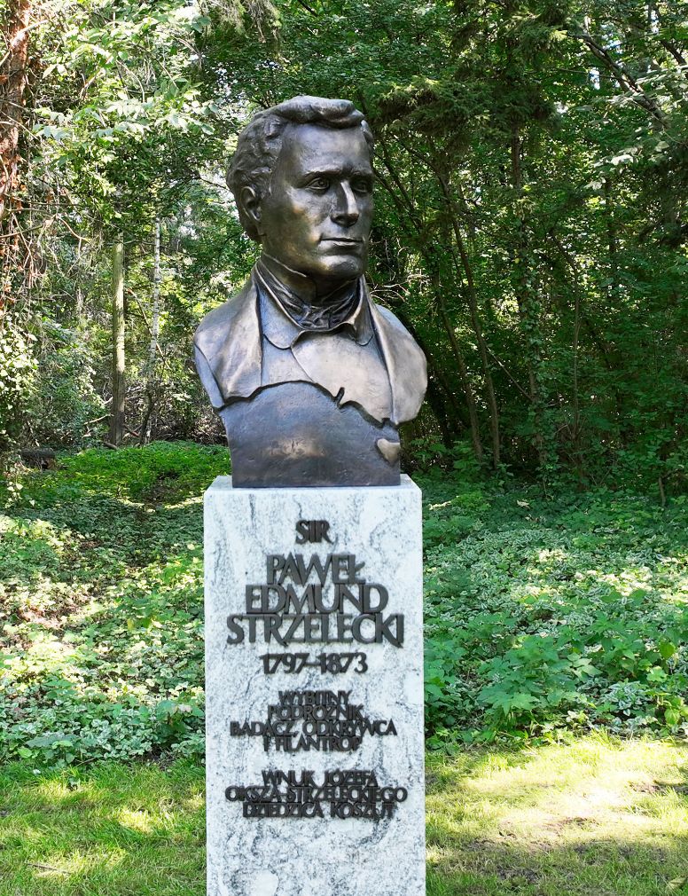 Na zdjęciu popiersie P.E. Strzeleckiego.