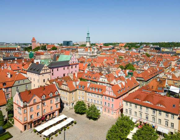 Na zdjęciu Poznań widziany z lotu ptaka, na pierwszym planie plac Kolegiacki