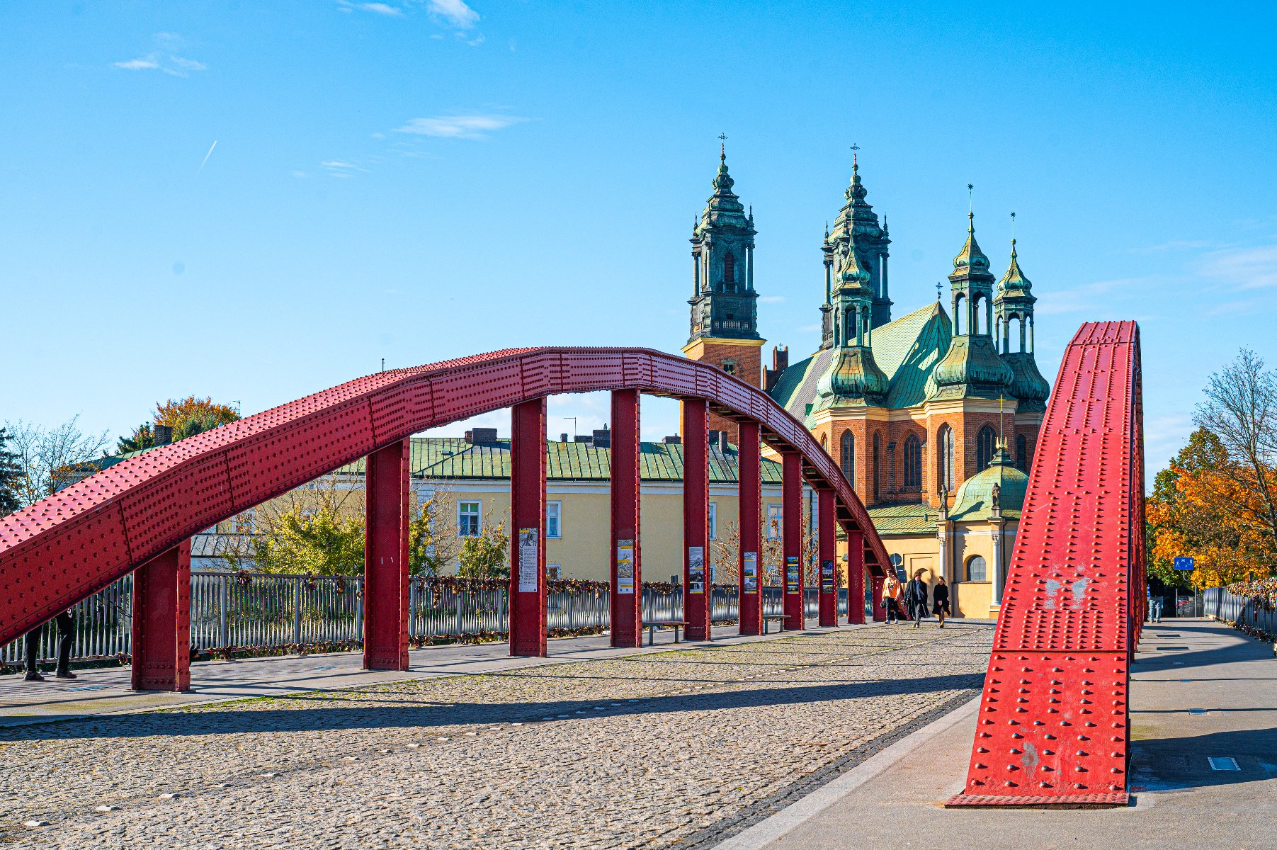 Na zdjęciu poznańska katedra, na pierwszym planie most Jordana