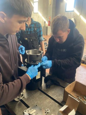 Na zdjęciu praktyki zawodowe mechatroników, operatorów CNC i robotyków na Sycylii z wykorzystaniem urzadzeń.