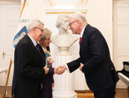 Na zdjeciu prezydent poznania podający dłoń małżonkom