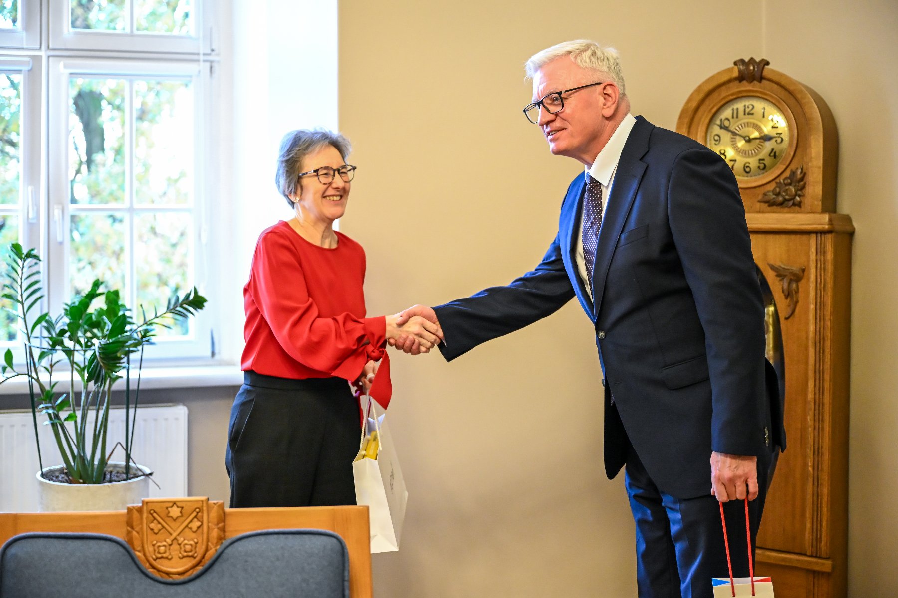 Na zdjęciu prezydent Poznania podający dłoń uśmiechniętej kobiecie