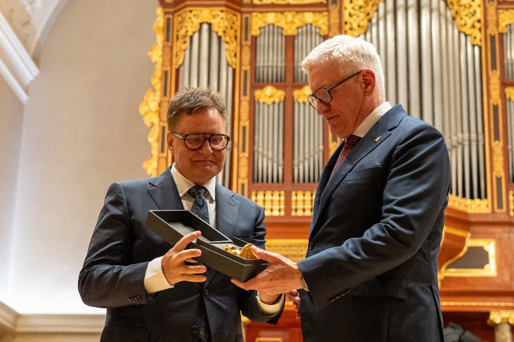 Na zdjęciu prezydent Poznania wręczający złotą pieczęć rektorowi uniwersytetu