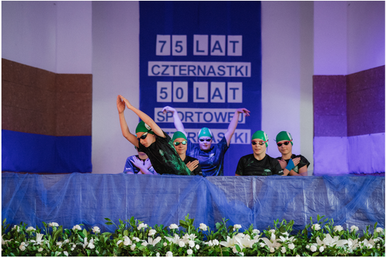 Na zdjęciu przedstawiono sześcioro uczniów w czepkach i goglach pływackich.