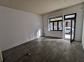 Na zdjęciu pusty lokal, wnętrze, przez otwarte drzwi widać ulicę