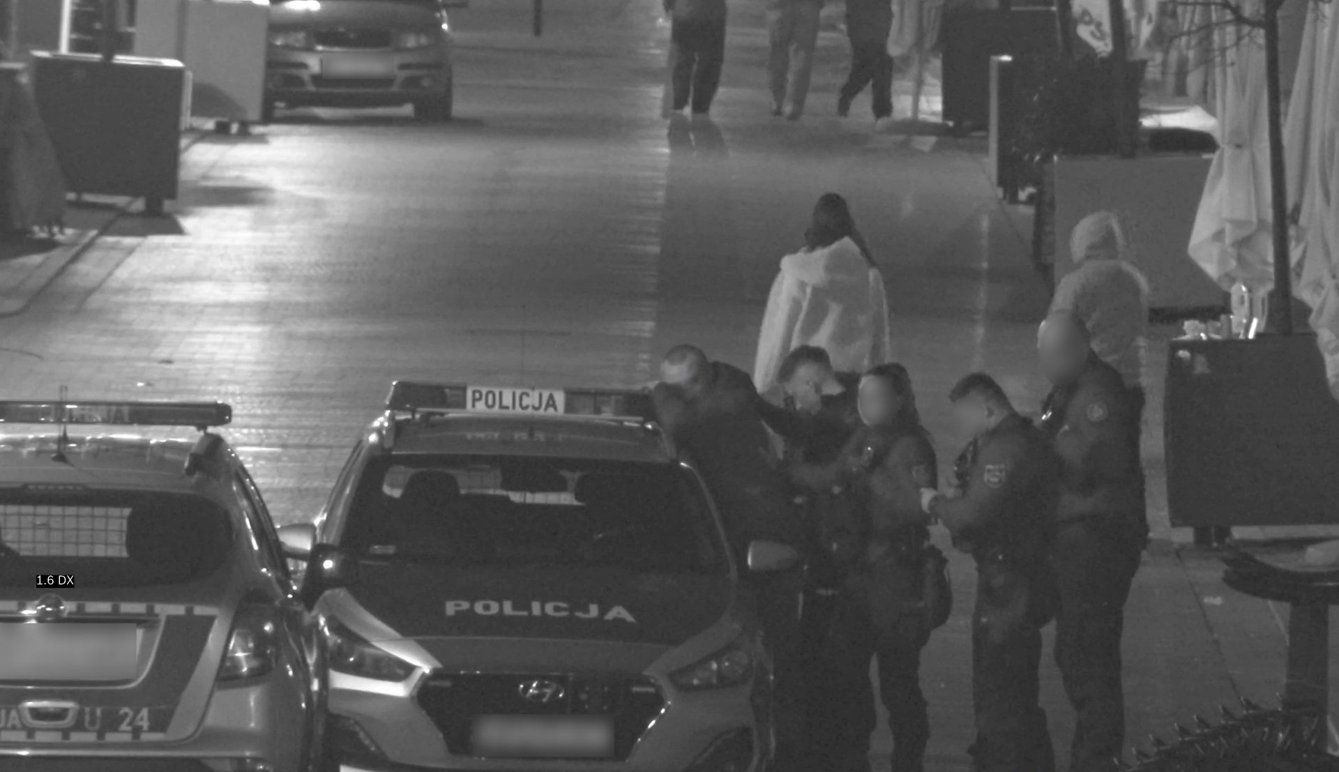 Na zdjęciu radiowóz policyjny i moment zatrzymania złodzieja rowerów