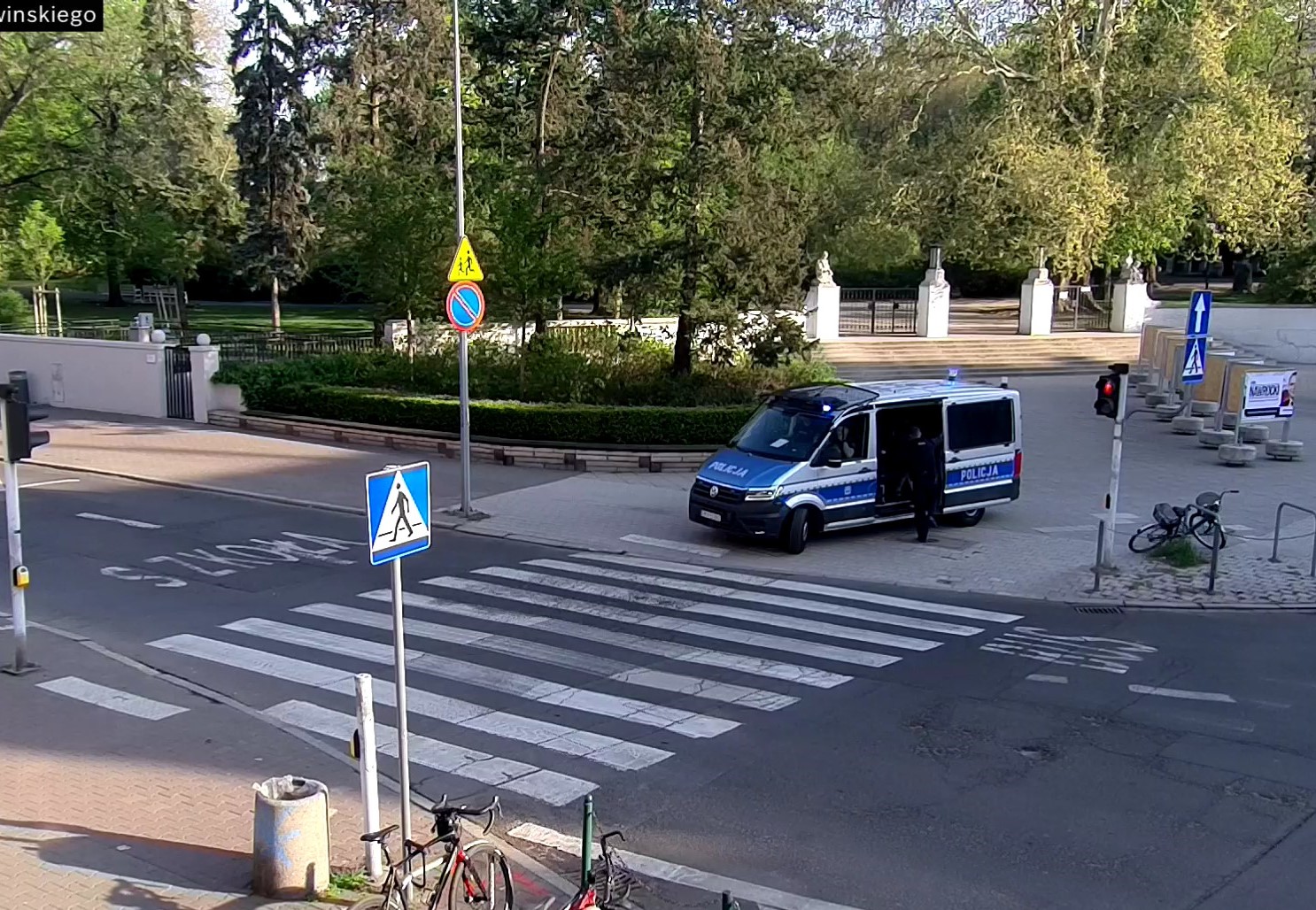 Na zdjęciu radiowóz policyjny oraz policjanci, którzy zatrzymali mężczyznę za niszczenie plakatów wyborczych