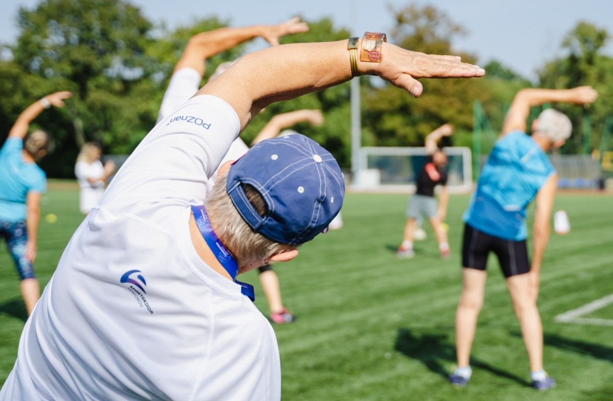 Na zdjęciu seniorzy ćwiczący na boisku