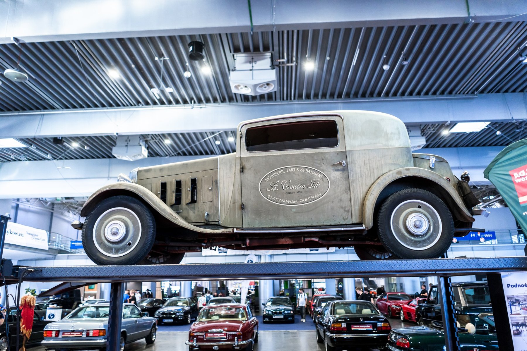 Na zdjęciu stary busik, w tle czerwona osobówka