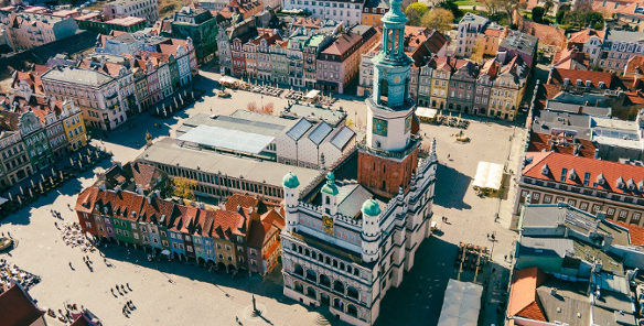 Na zdjęciu Stary Rynek widziany z lotu ptaka, w centrum Ratusz