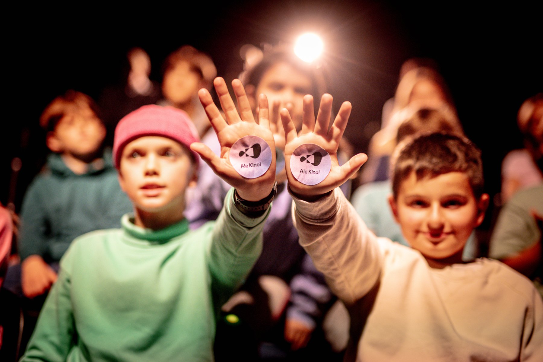 Na zdjęciu stół, na nim kubek i program festiwalu z napisem: zobacz więcej niż film