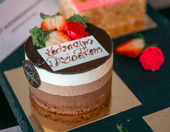 Na zdjęciu torcik z napisem: kochanym dziadkom