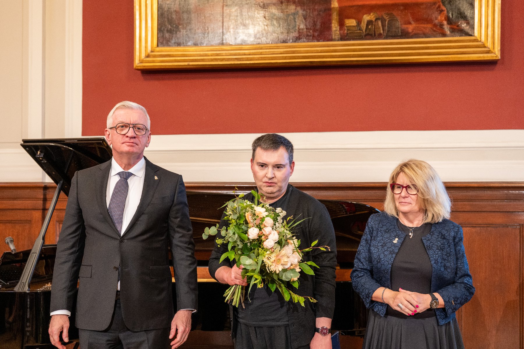 Na zdjęciu trzy osoby stojące obok siebie: prezydent Poznania, laureat nagrody i rektorka UAM
