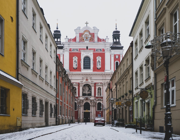 Na zdjęciu ulica w centrum miasta obsypana śniegiem