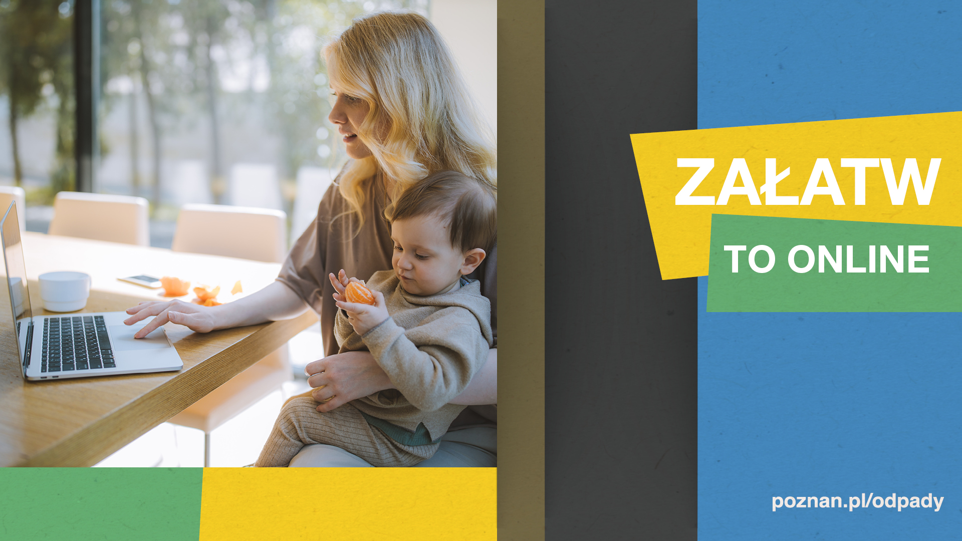 Na zdjęciu widać kobietę z małym dzieckiem, które trzyma na kolanach. Kobieta siedzi przy biurku przed otwartym laptopem i wpisuje coś na klawiaturze