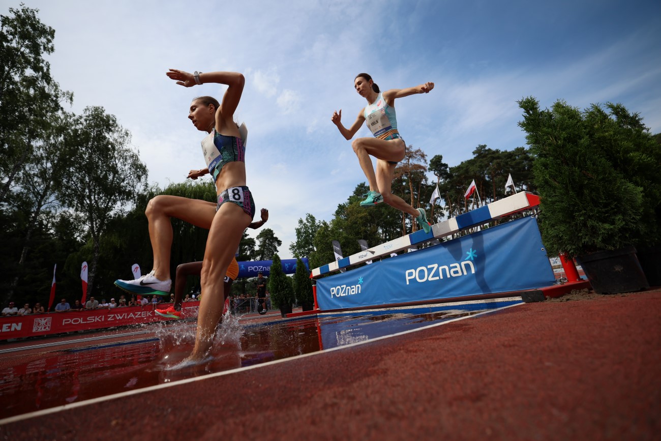 Na zdjęciu widać lekkoatletki pokonujące rywalizację biegową z przeszkodami podczas Memoriału Czesława Cybulskiego