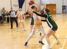 Na zdjęciu widać młode koszykarki podczas walki meczowej