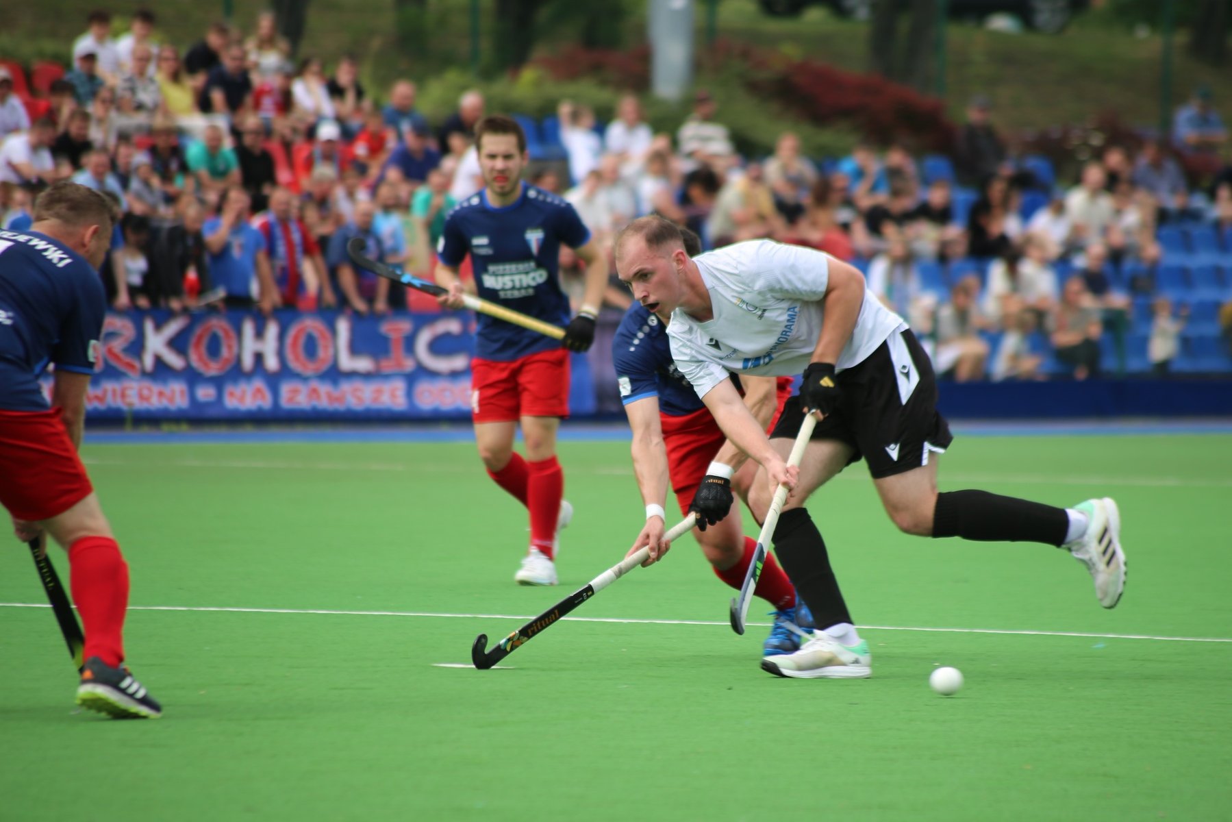 Na zdjęciu widoczni hokeiści Grunwaldu Poznań i Pomorzanina Toruń w akcji meczowej podczas 1-ego spotkania finałowego