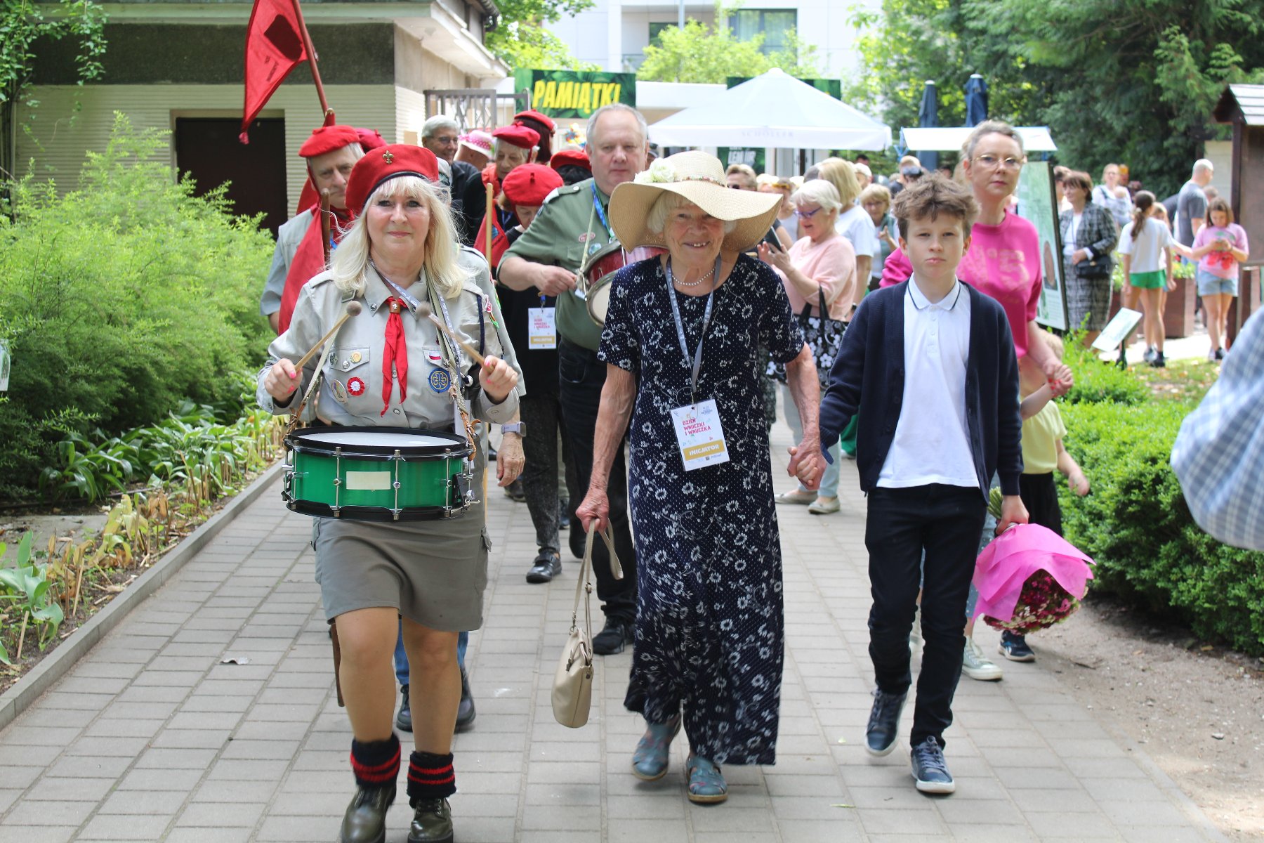 Na zdjęciu widzimy pochód Babć i Dziadków z Wnuczętami wkraczający do Starego ZOO