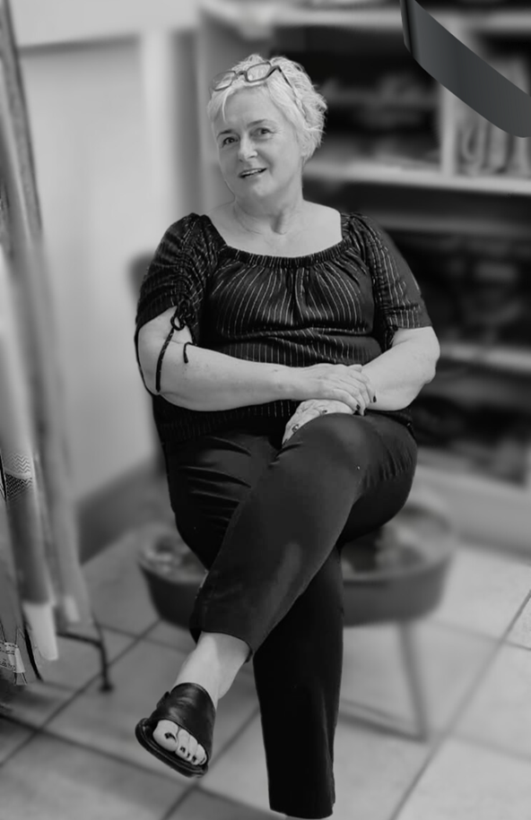 Na zdjęciu znajduje się Pani Dyrektor śp. Lidia Wojsznis, siedzi na krześle