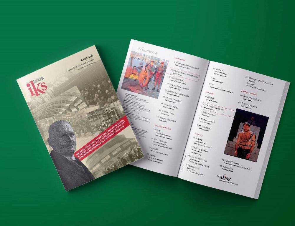 na zielonym tle dwa czasopisma, jedno z widoczną okładką, drugie otwarte na spisie treści