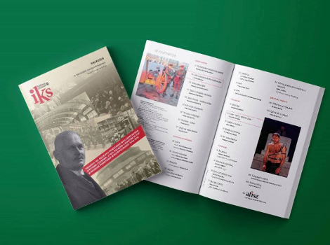 na zielonym tle dwa czasopisma, jedno z widoczną okładką, drugie otwarte na spisie treści