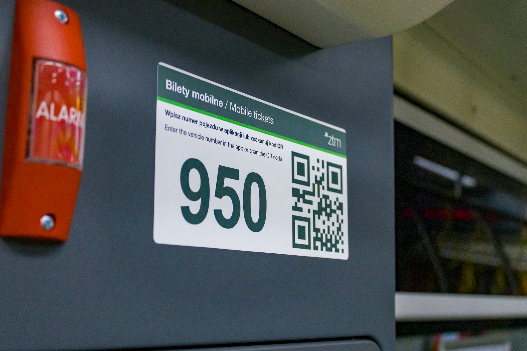 Naklejka z numerem bocznym autobusu i kode qr w pojeździe MPK
