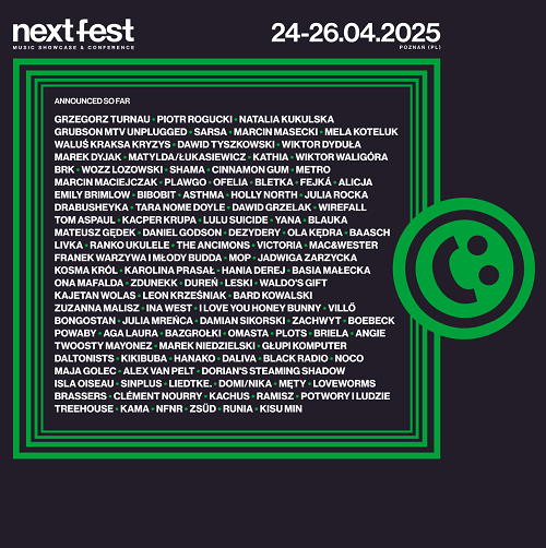 Czarne tło, na nim zielona ramka, w niej białe napisy - wymienieni artyści, którzy będą występowiać podczas NEXT FEST-u.