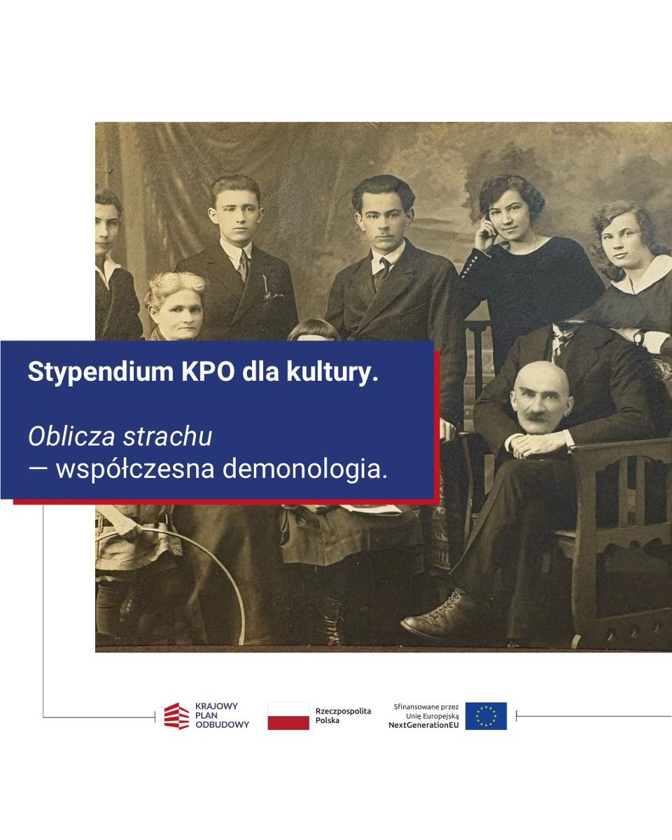 Grafika promuje projekt stypendialny KPO dla kultury pod tytułem "Oblicza strachu - współczesna demonologia". Tło stanowi archiwalna, czarno-biała fotografia grupowa, na której na jedną z postaci wklejono głowę współczesnego, łysego mężczyzny. Dolna część zawiera logotypy Krajowego Planu Odbudowy, Rzeczypospolitej Polskiej oraz Unii Europejskiej.