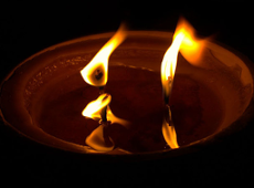 Odeszli od nas w ostatnim roku - zdjęcie zapalonego znicza