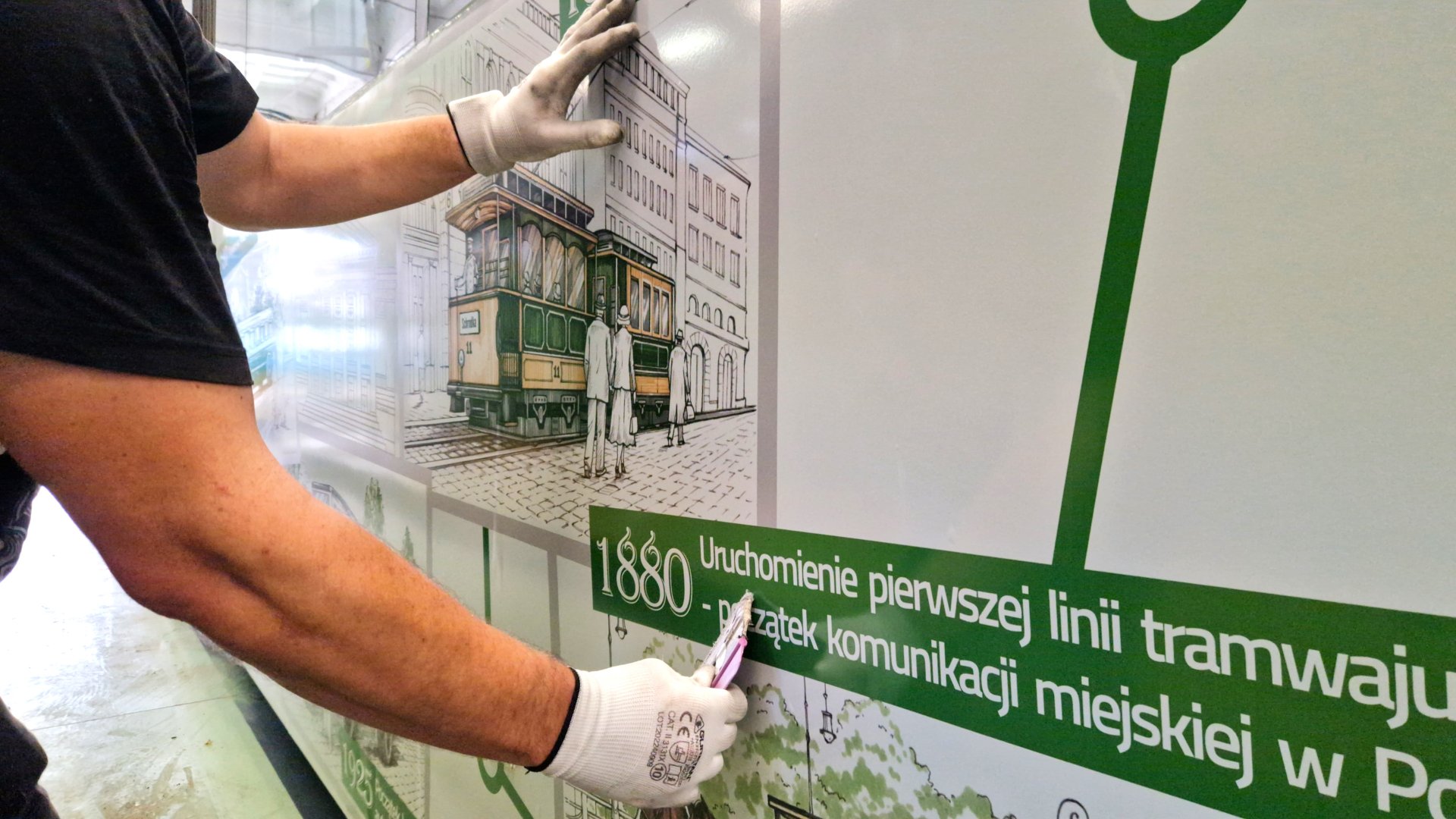 Oklejanie tramwaju grafikami autorstwa Sixi