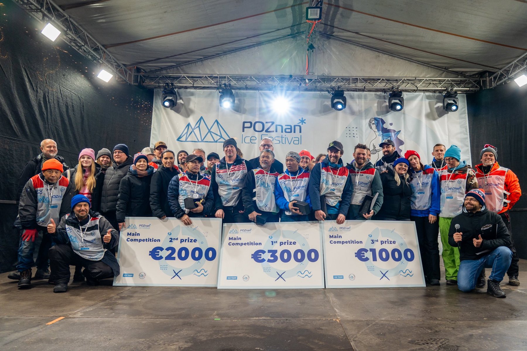 Organizatorzy i rzeźbiarze pozują do wspólnego zdjęcia