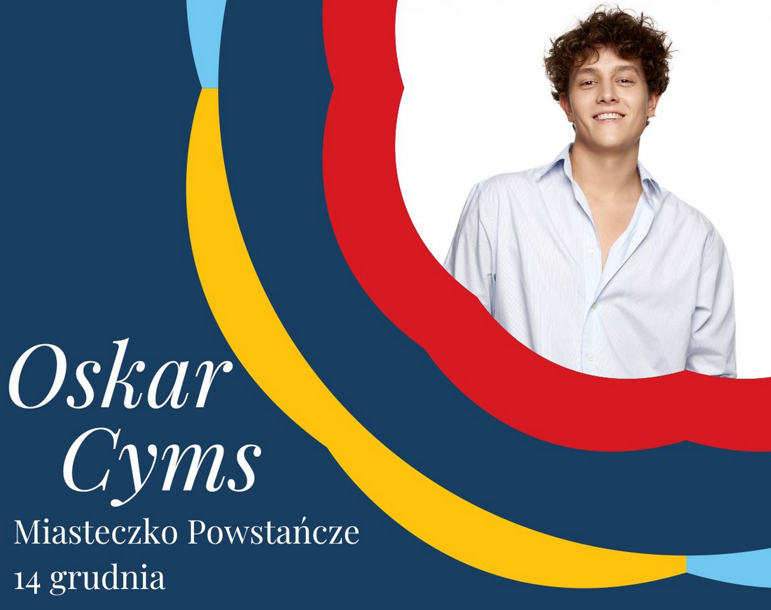 Plakat promujący koncert Oskara Cymsa w Miasteczku Powstańczym. W prawym, górnym narozniku zdjęcie artysty. Granatowe tło, obok czerwone, żółte, niebieskie wstęgi.