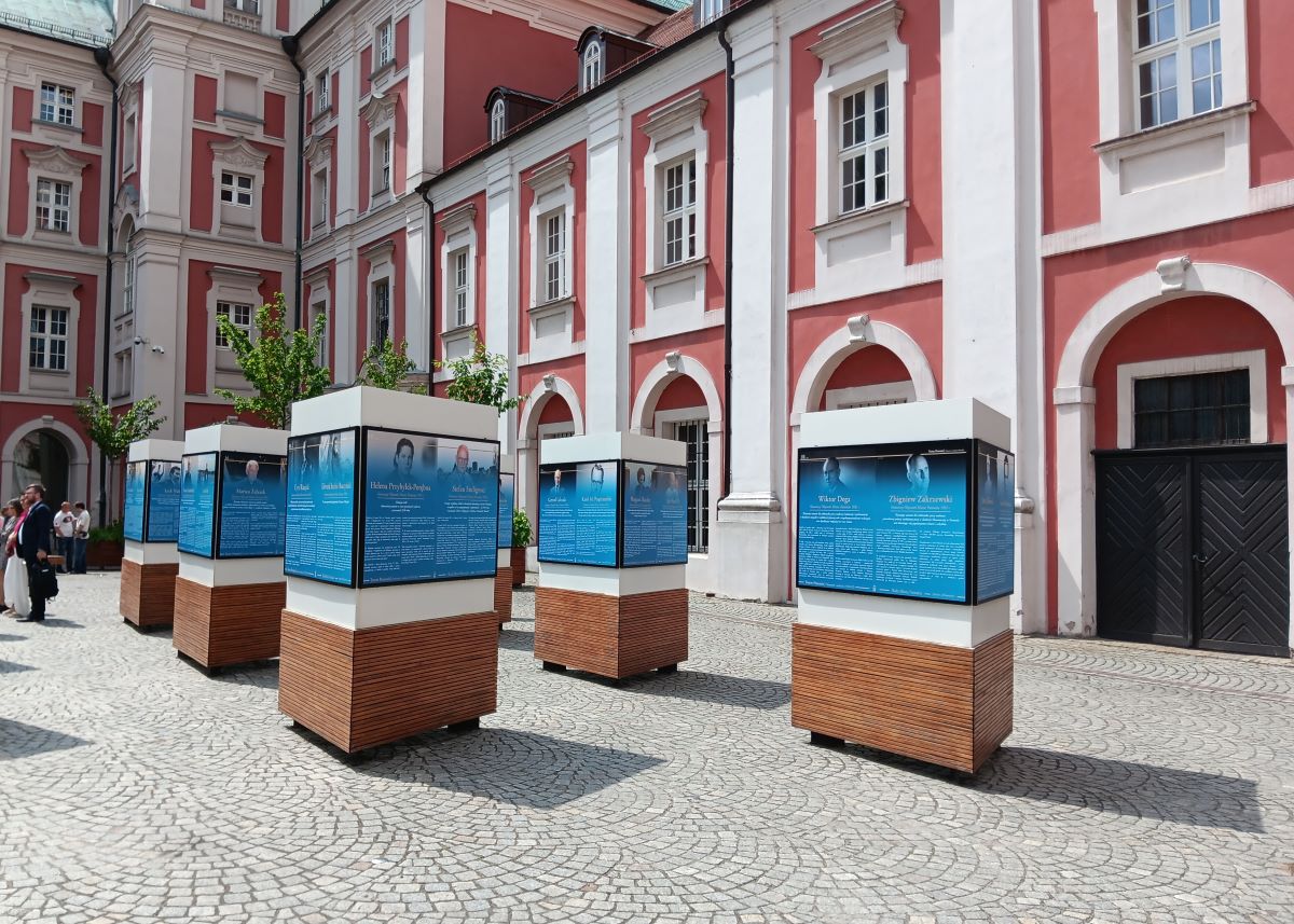 Otwarcie wystawy "Twarze Poznania. Honorowi i zasłużeni 1920-2025" na dziedzińcu Urzędu Miasta