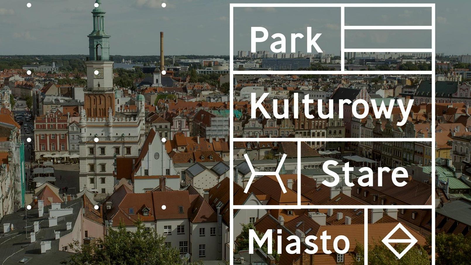 Ilustracja przedstawia logo Parku Kulturowego Stare Miasto na tle fotografii Starego Miasta w Poznaniu