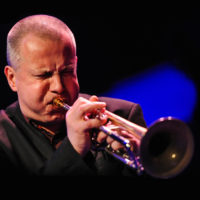 Piotr Wojtasik gra na trąbce