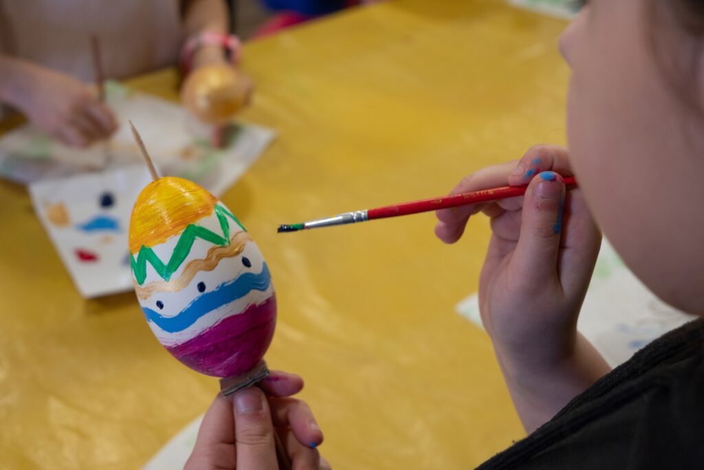 Pisanka malowana przez dziecko.