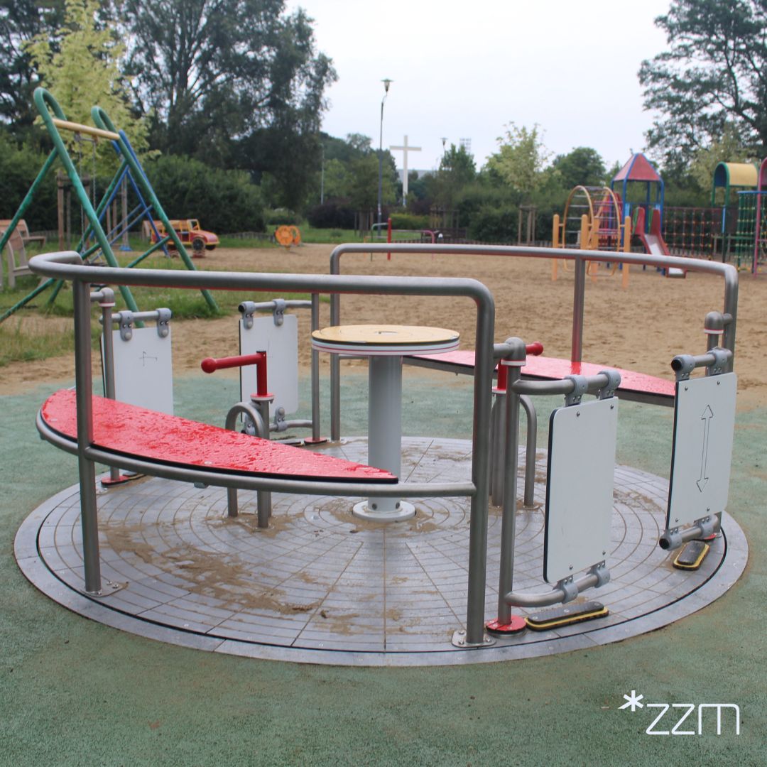 Plac zabaw na Wildzie jeszcze bardziej dostępny - nowa karuzela integracyjna w Parku Jana Pawła II