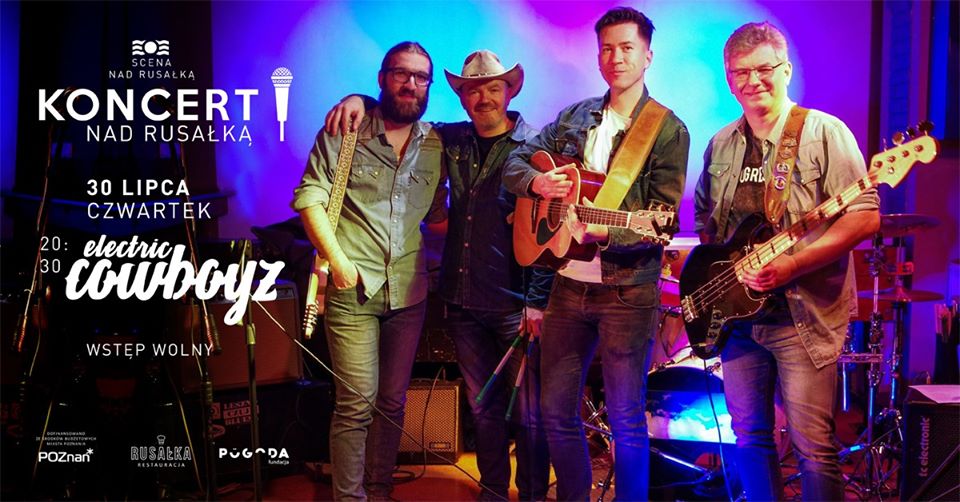 Na zdjęciu członkowie zespołu, po lewej napisy informujące o wydarzeniu