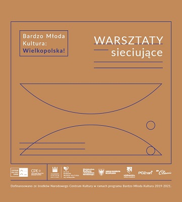 Plakat wydarzenia: na brązowym tle białe napisy z nazwą projektu, granatowe linie i półkola.