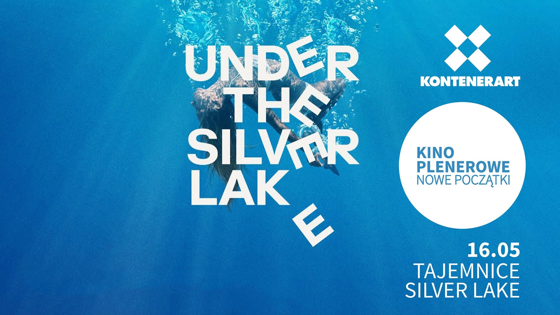 Kobieta pod wodą, brzuchem i twarzą skierowana ku górze. Biały napis