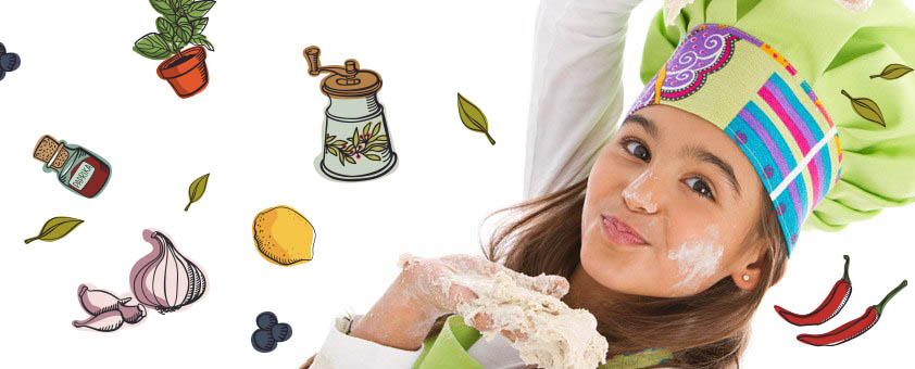 Dziewczynka ubrudzona mąką, trzyma surowe ciasto w ręce, na głowie ma kolorową czapkę kucharską. Obok rysunki czosnku, cytryny, liści, doniczki z ziołami i młynku do pieprzu.