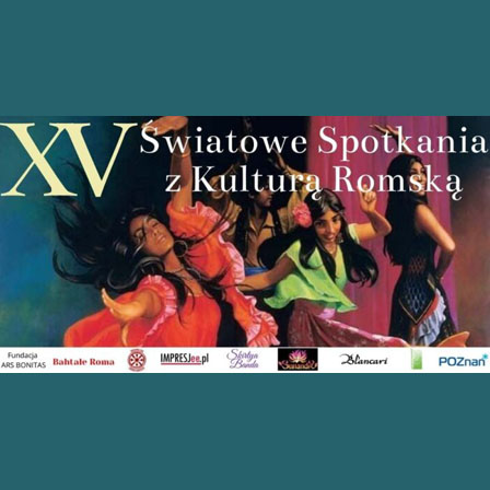 Na zdjęciu kilka roztańczonych kobiet pochodzenia romskiego. Na górze nazwa wydarzenia.