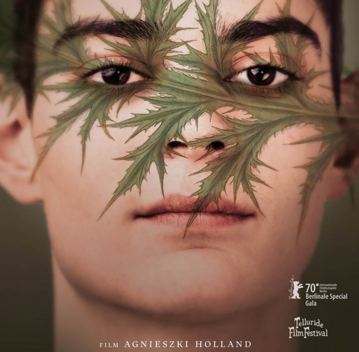 Plakat przedstawia twarz młodego mężczyzny patrzącego na wprost. Na wysokości jego oczu oraz nosa rozpościerają się liście ostu. Tło za bohaterem jest w kolorze zielonym.