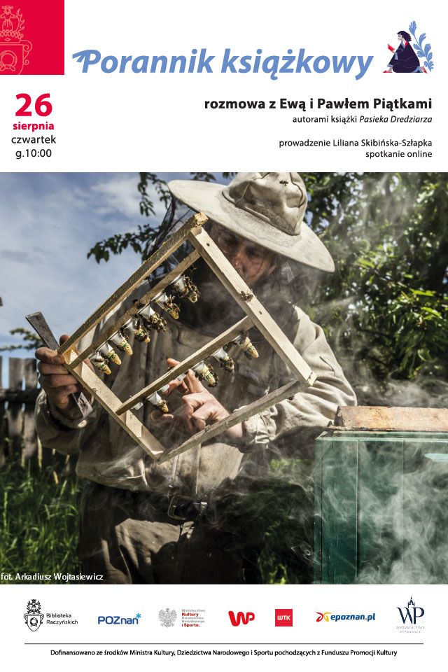 Zdjęcie pszczelarza przy ulu.