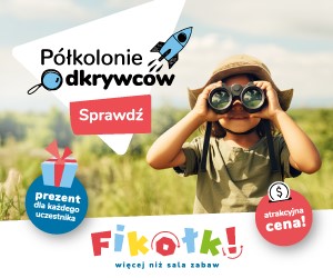 plakatdziecko spoglądające przez lornetkę na tle zielonego plenaru