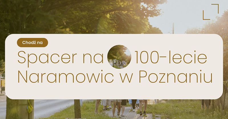Na środku beżowy prostokąt "Spacer na 100-lecie Naramowic w Poznaniu". Ramka z napisem nachodzi na zdjęcie grupy uczestników spaceru, którzy stoją na chodniku wśród zieleni.