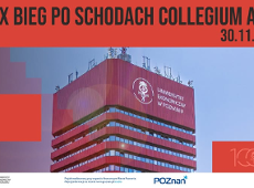 Plakat IX Biegu po Schodach Collegium Altum - głównym motywem zdjęcia jest zdjęcie budynku Collegium Altum, a na górze, na czerwonym tle, nazwa biegu i jego termin