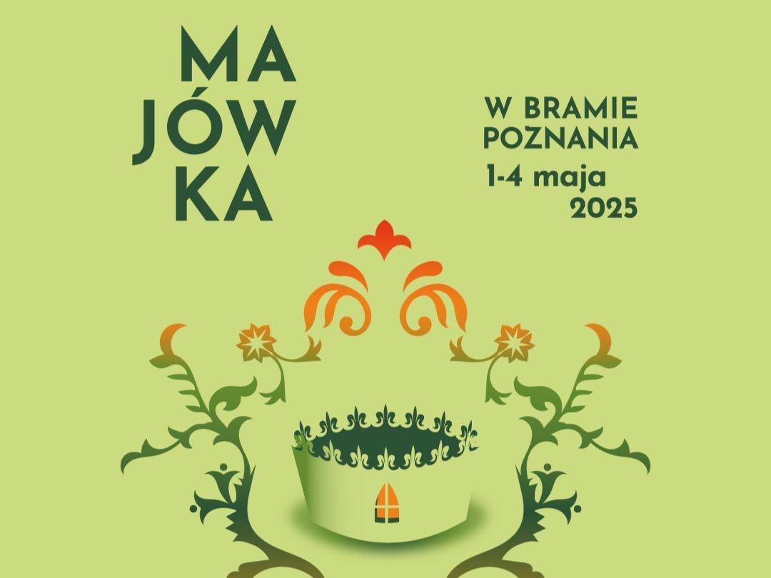 Plakat, który promuje Majówkę w Bramie Poznania, na zielonym tle znajduje się stylizowany, ozdobny wianek z liści i kwiatów oraz napisy, które informują o wydarzeniu.
