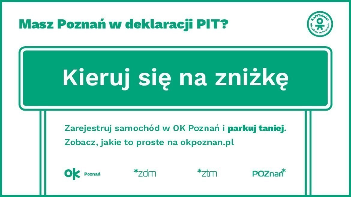 Plakat, który reklamuję tańsze parkowanie w Poznaniu. Na zielonej tablicy napis Kieruj się na zniżkę